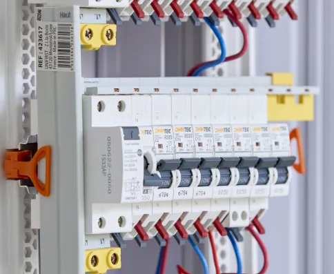 Tableau électrique pour chauffage haute performance avec câblage aux normes