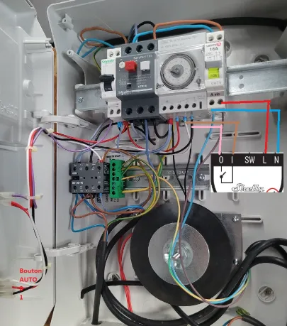 Bornier électrique de pompe à chaleur avec traces de surchauffe