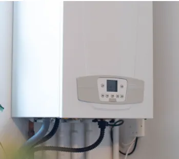 Technicien inspectant une chaudière murale dégageant une odeur de chaud