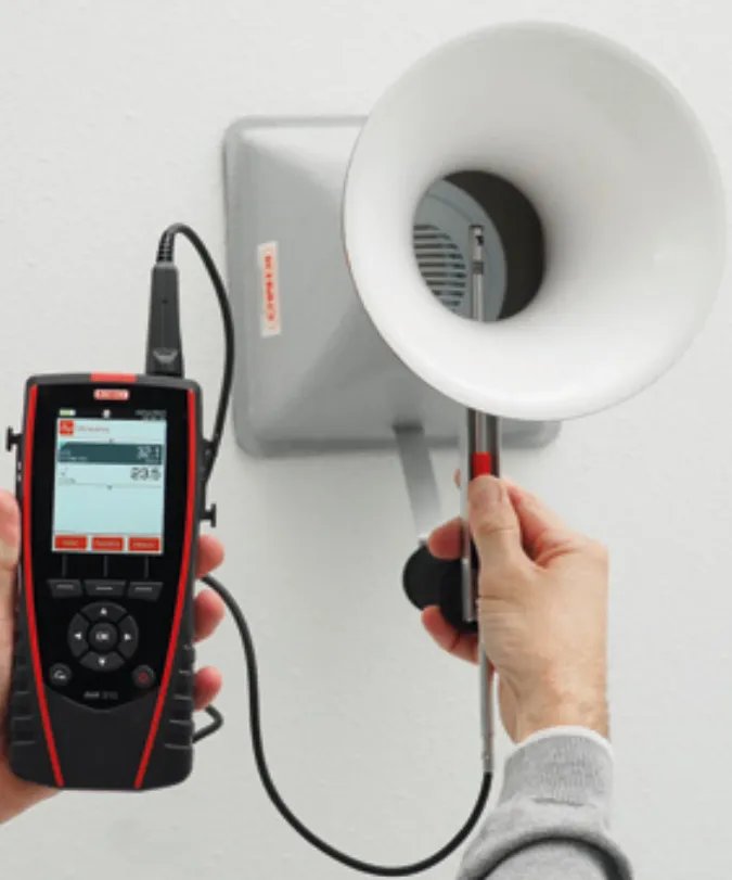 Technicien réalisant un test de fumigène au bas d'une porte