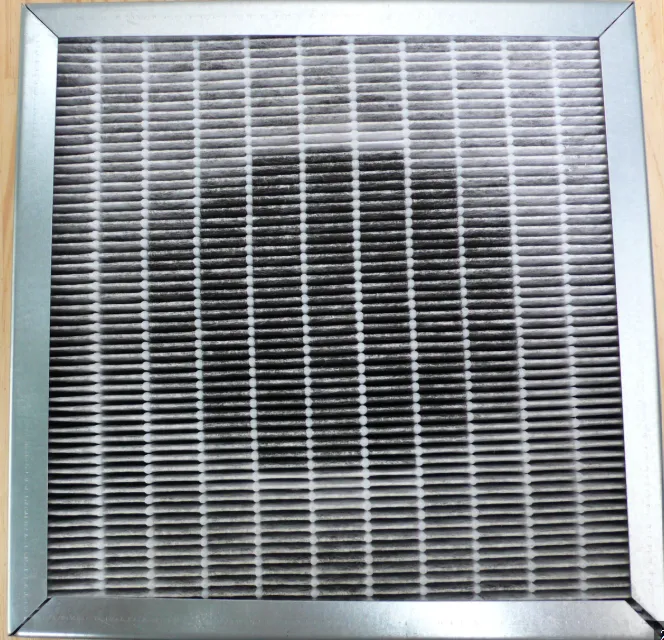 Comparaison entre un filtre VMC neuf et un filtre encrassé