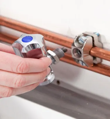 Installation typique d'un robinet autoperceur sur un tube cuivre