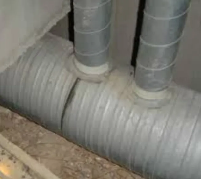 Détail d'une jonction de gaine VMC sécurisée avec adhésif toilé