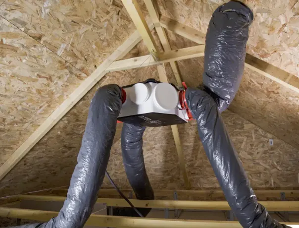 Détail d'une fixation de gaine avec collier isophonique