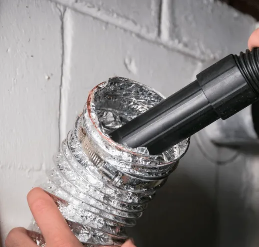 Technicien effectuant la maintenance d'un groupe VMC