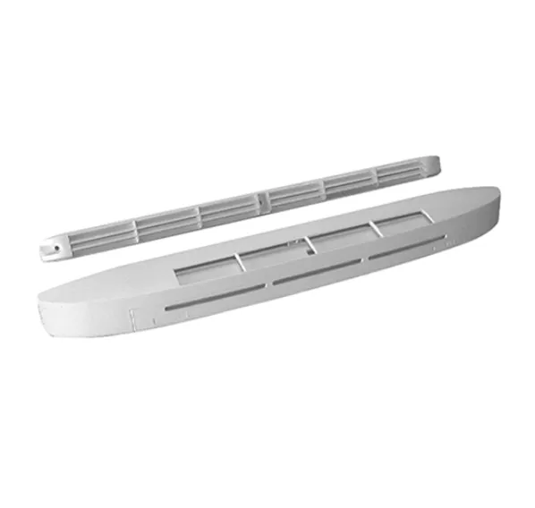 Technicien mesurant le bruit d'une entrée d'air avec un sonomètre