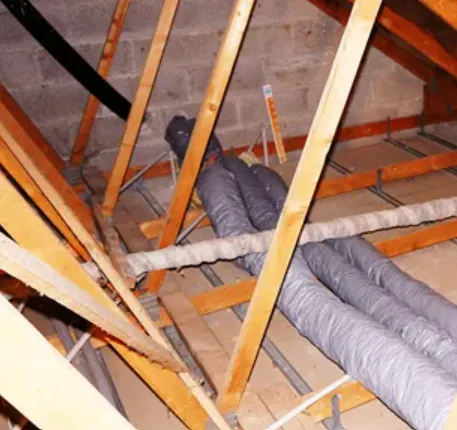 Caisson VMC suspendu dans des combles