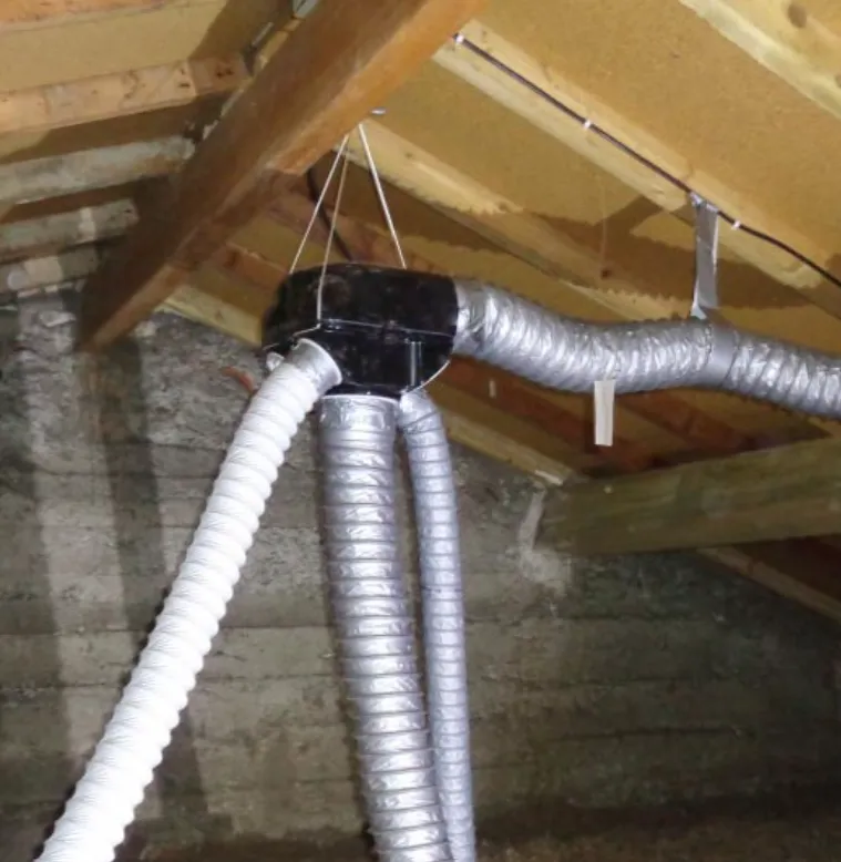 Montage propre d'une gaine souple sur une manchette de bouche VMC