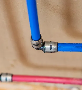 Détail d'un sertissage de flexible hydraulique ayant lâché sous pression