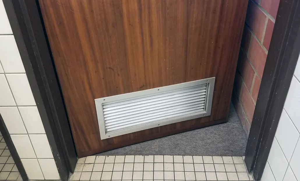 Vue détaillée d'une grille de transfert acoustique posée sur une cloison