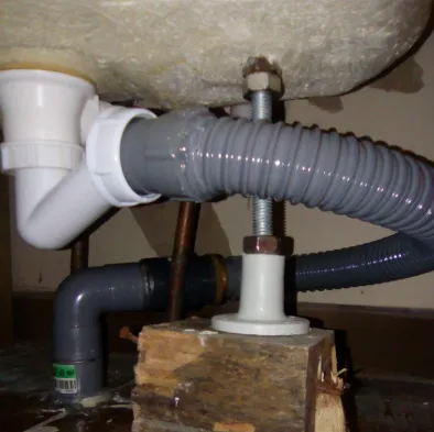 Vue en coupe du montage d'un trop-plein de baignoire avec joint à lèvre