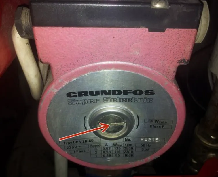 Action de dévisser la vis centrale d'un circulateur pour le dégripper