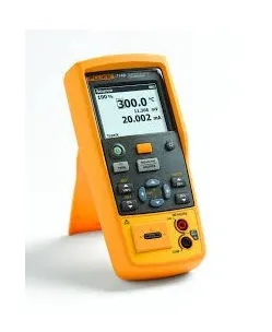 Multimètre mesurant les millivolts d'un thermocouple chauffé par une flamme