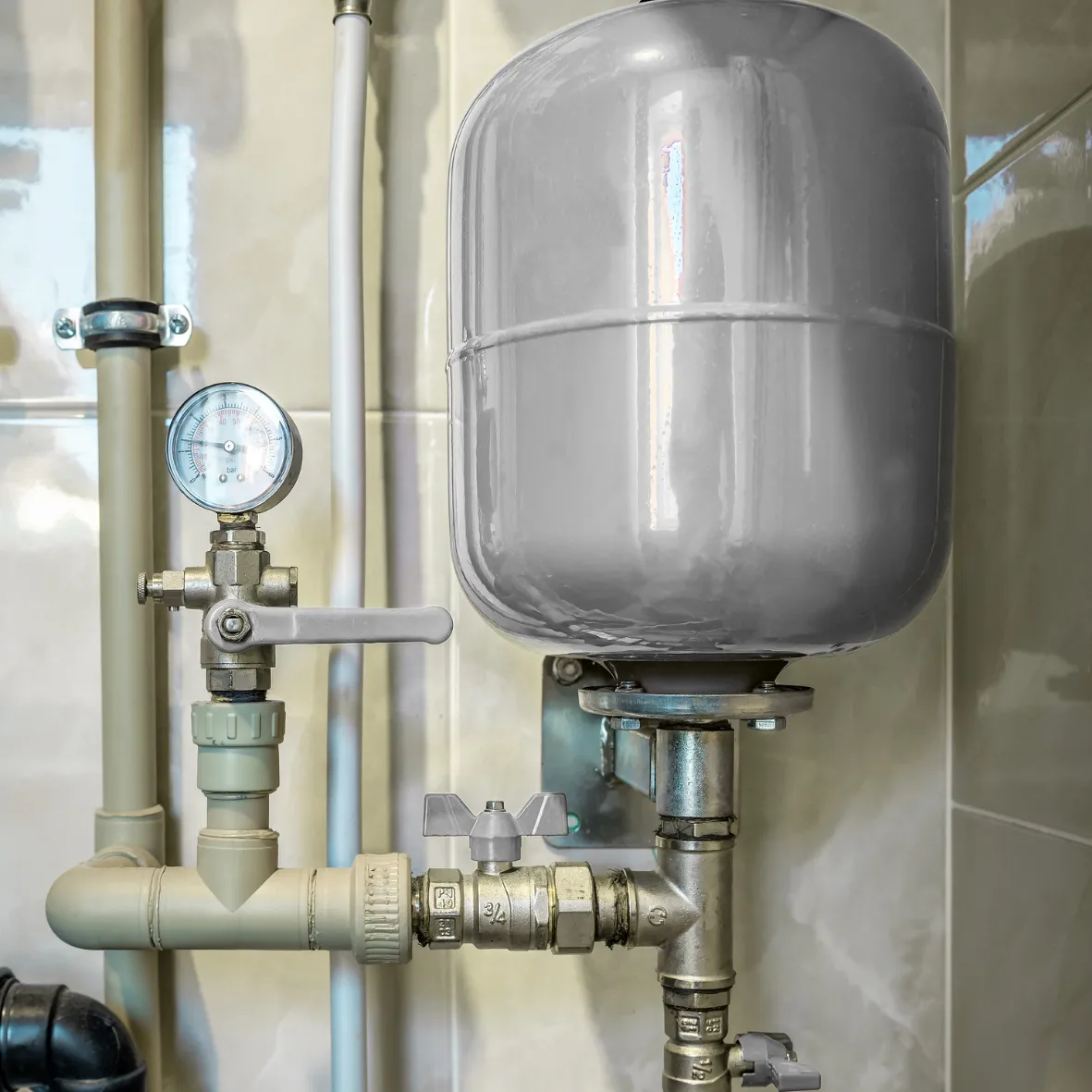 Installation d'un vase d'expansion sanitaire blanc sur l'arrivée d'eau froide